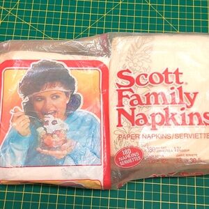 Vintage SEALED package of Scott Napkins